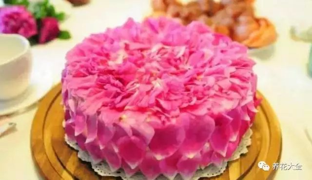 采集玫瑰花瓣做一个可口的蛋糕，做给家人。2